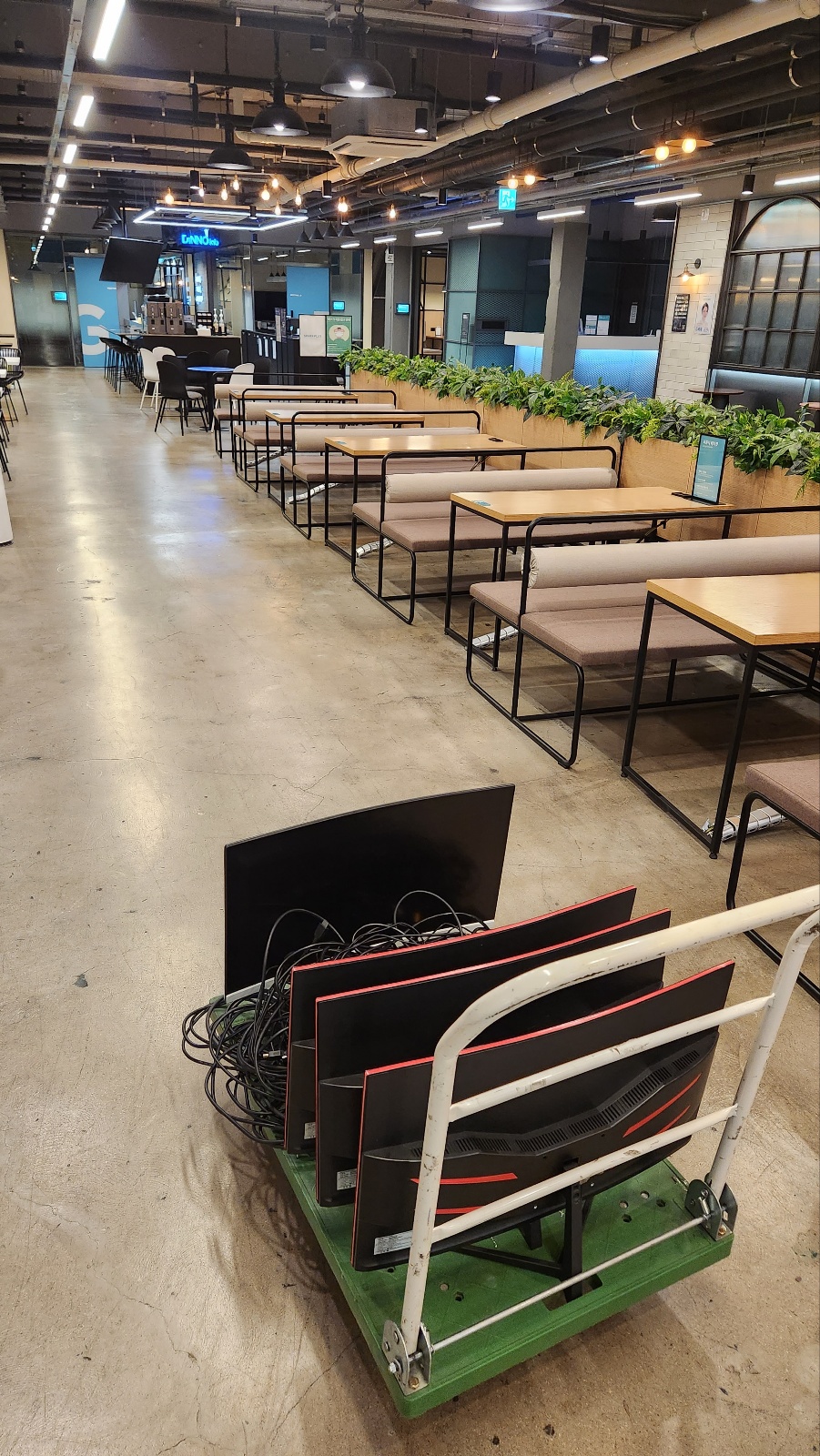 천왕동 / 스터디카페 / PC,모니터 / 약 20대